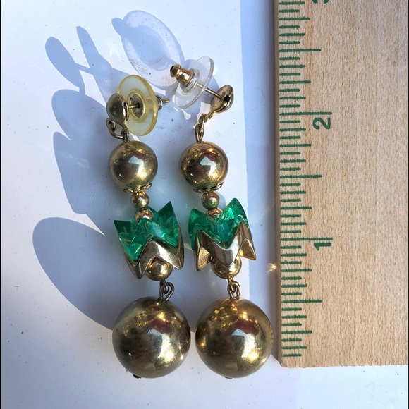 Mid Century Gold Tone Balls Artsy Emerald Green Acrylic Earrings - Picture 4 of 6